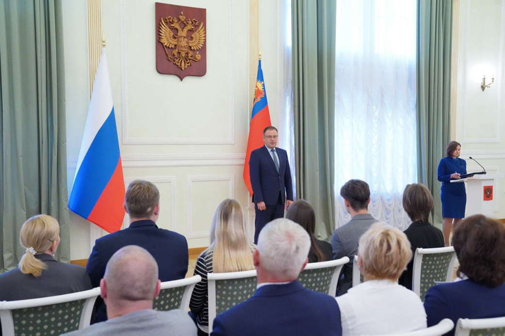 Губернатор Илья Середюк вручил жителям Кузбасса государственные и областные награды