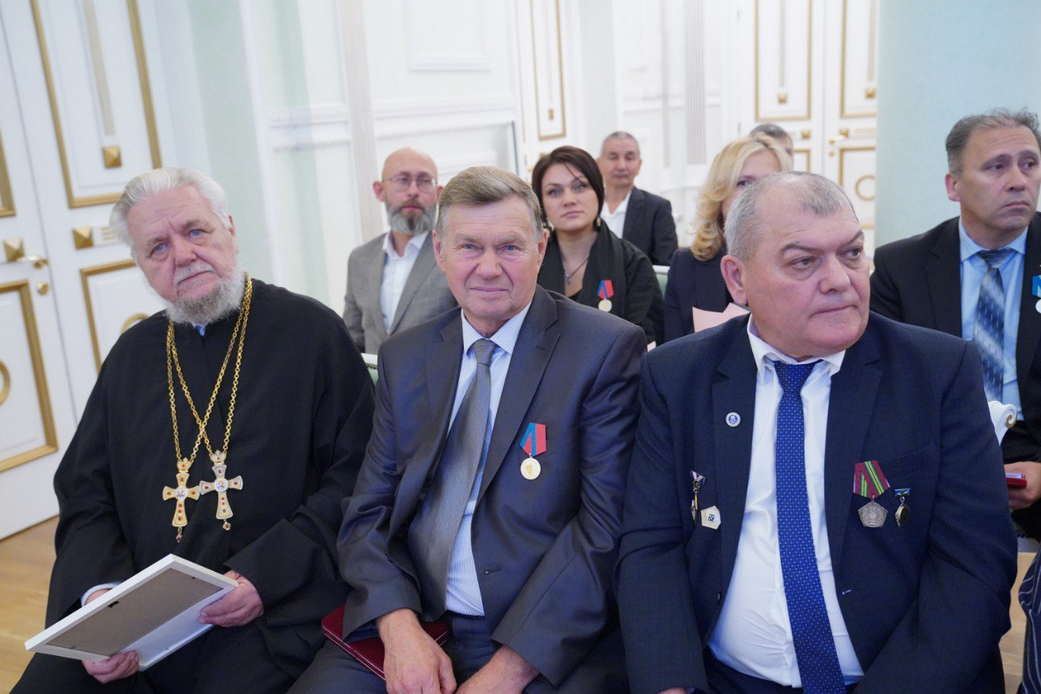 Губернатор Илья Середюк вручил жителям Кузбасса государственные и областные награды