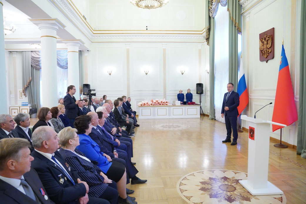 Губернатор Илья Середюк вручил жителям Кузбасса государственные и областные награды