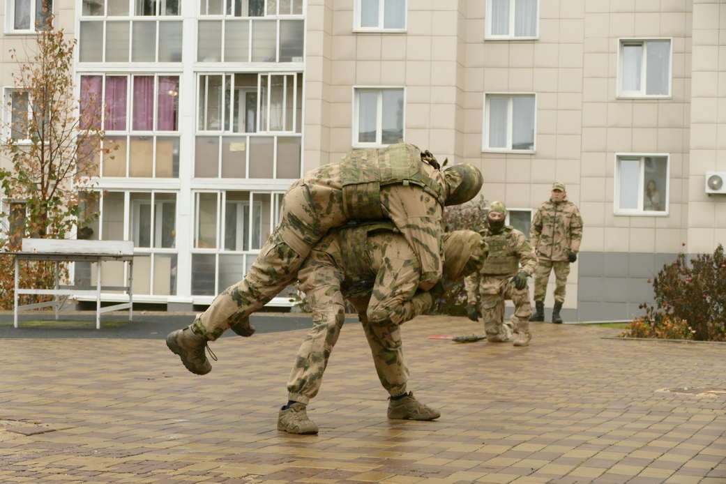 Илья Середюк наградил отличившихся бойцов Росгвардии Кузбасса Илья Середюк наградил отличившихся бойцов Росгвардии Кузбасса