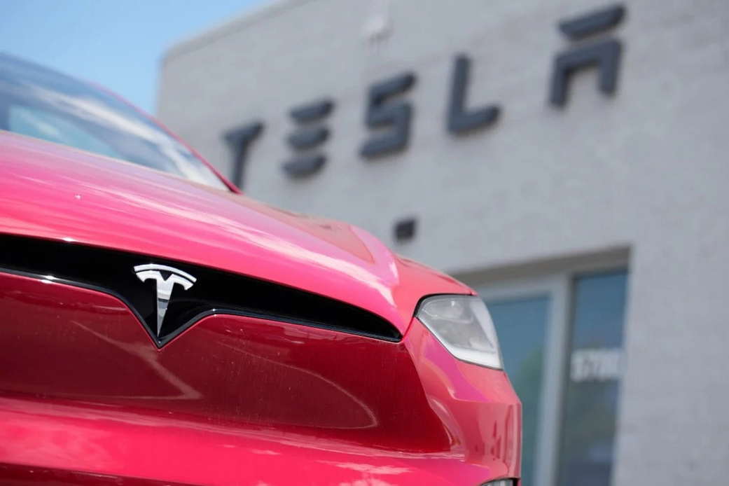 Маск пригрозил уходом из Tesla и потребовал компенсацию Маск пригрозил уходом из Tesla и потребовал компенсацию