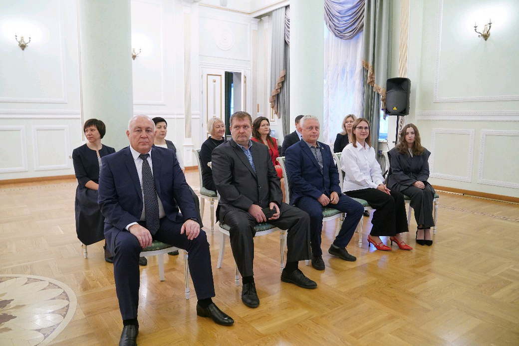Губернатор Илья Середюк вручил награды выдающимся кузбассовцам Губернатор Илья Середюк вручил награды выдающимся кузбассовцам