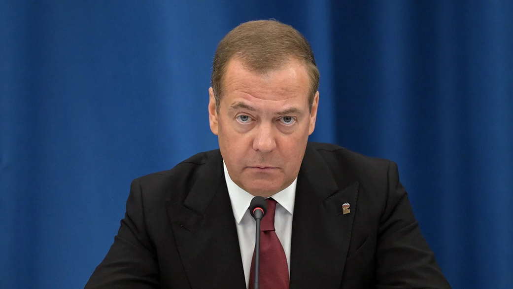 Россияне по зову сердца заботятся о ветеранах ВОВ, заявил Медведев
