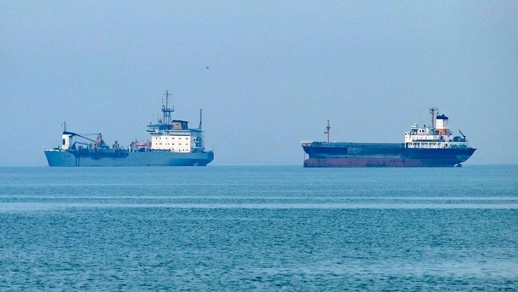 В Ормузском проливе начал тонуть танкер, по которому нанесли удар В Ормузском проливе начал тонуть танкер, по которому нанесли удар