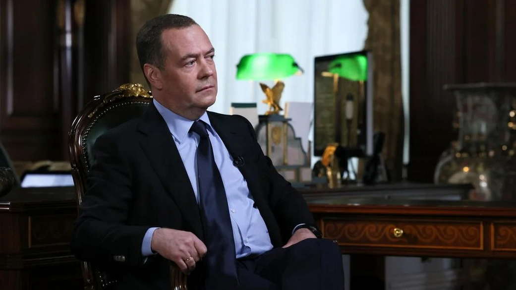 Медведев предложил отобрать у Польши резиденцию президента