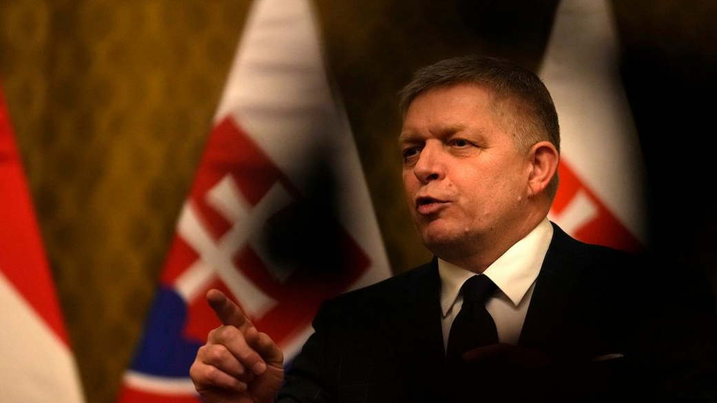 Сикорский: если Фицо разблокирует помощь Киеву, Польша его простит