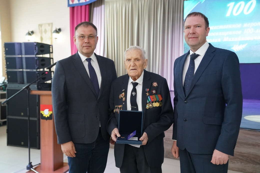 Илья Середюк поздравил Героя Кузбасса Анатолия Терехова со 100-летним юбилеем
