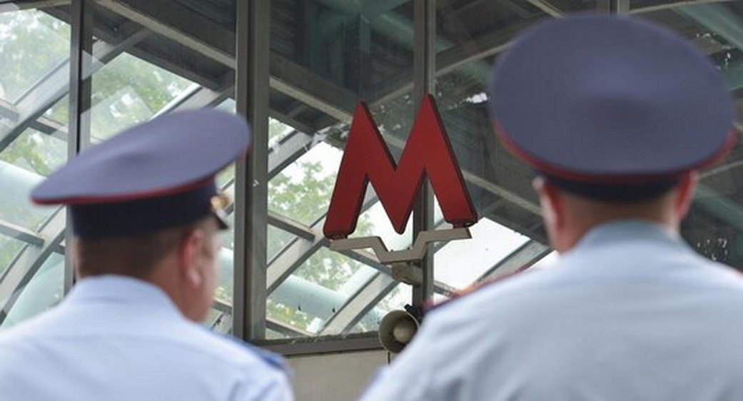 В метро Москвы задержали блогеров, которые домогались девушек