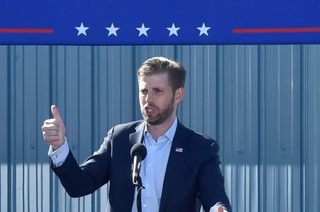Сын Трампа хочет подать в суд на Псаки за ложь о его поездке в Китай
