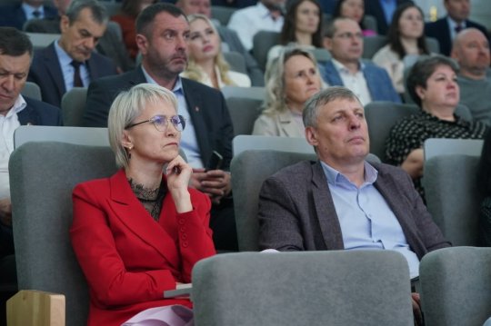 Губернатор Илья Середюк обозначил основные задачи развития строительной отрасли Кузбасса Губернатор Илья Середюк обозначил основные задачи развития строительной отрасли Кузбасса