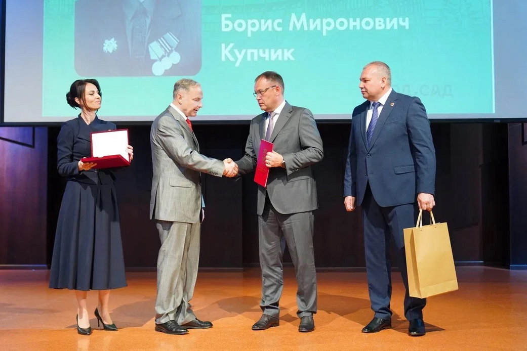 Илья Середюк в канун Дня Новокузнецка поздравил его жителей и отметил вклад почетных граждан в развитие города Илья Середюк в канун Дня Новокузнецка поздравил его жителей и отметил вклад почетных граждан в развитие города
