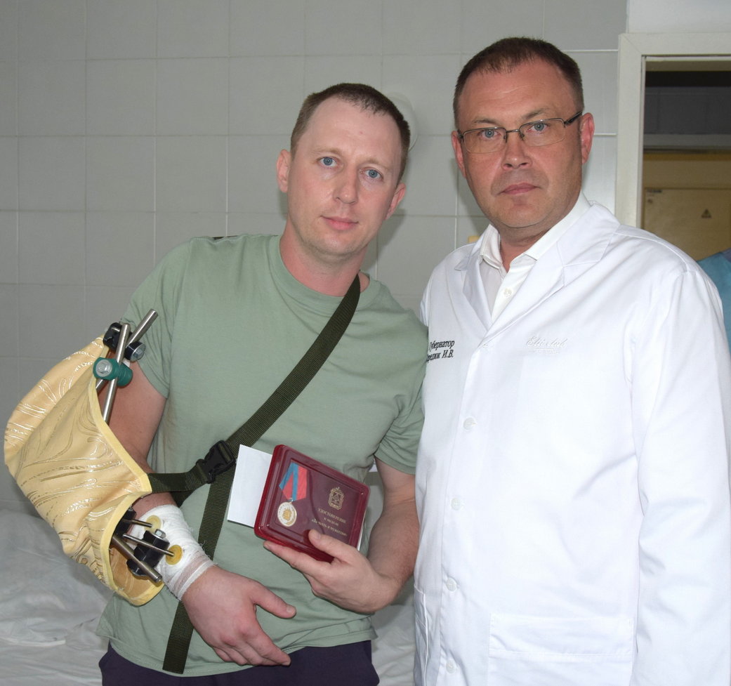 Илья Середюк наградил кузбассовца, который спас людей в Горловке Илья Середюк наградил кузбассовца, который спас людей в Горловке