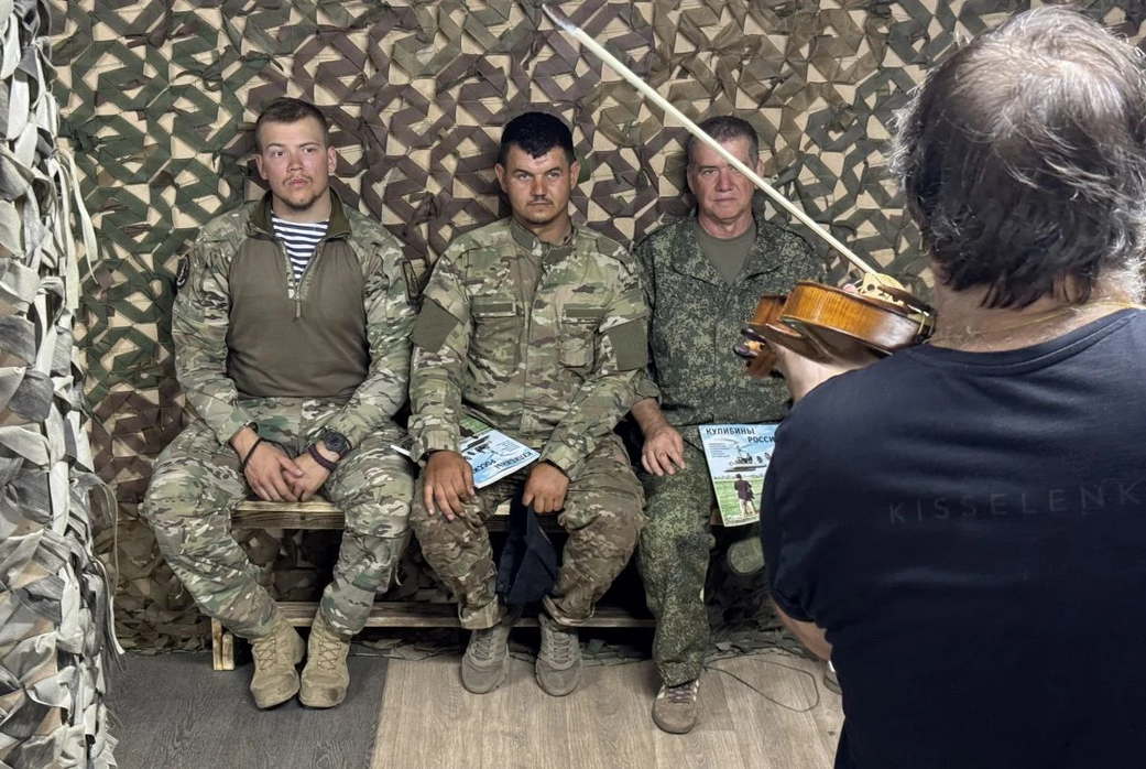 Андрей Решетин и "РГ" дали фронтовой концерт штурмовикам под Краматорском Андрей Решетин и "РГ" дали фронтовой концерт штурмовикам под Краматорском
