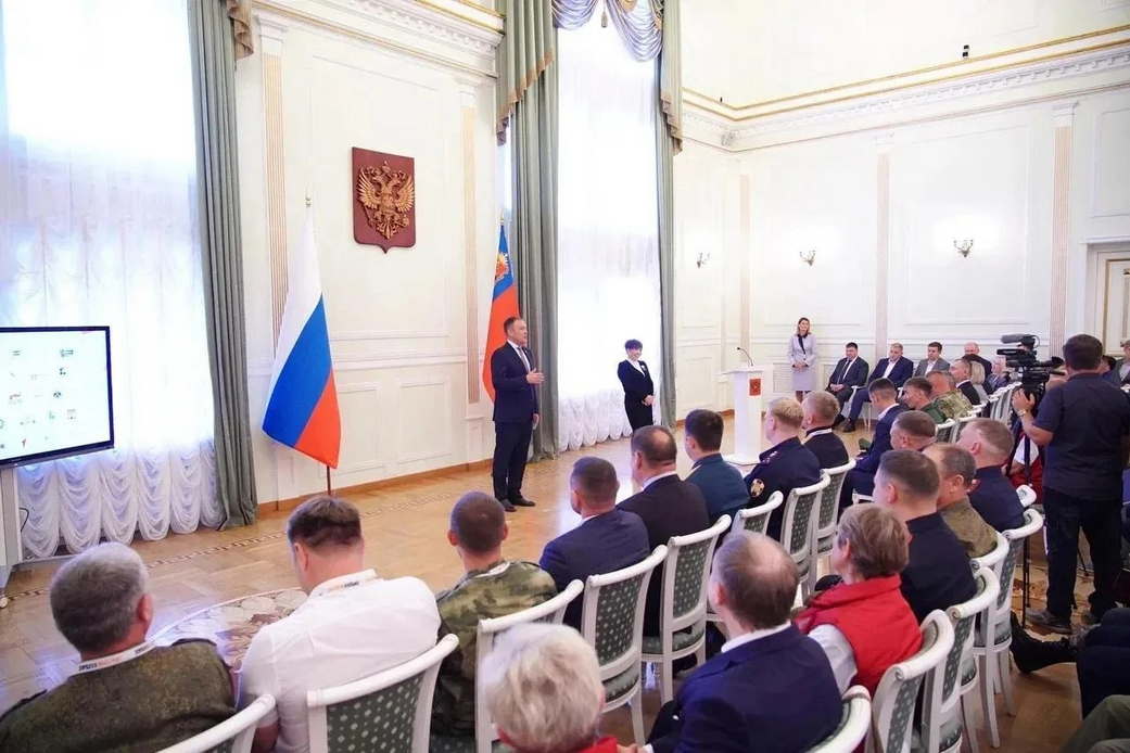 Илья Середюк вручил дипломы выпускникам программы «СВОи Герои. КуZбасс»