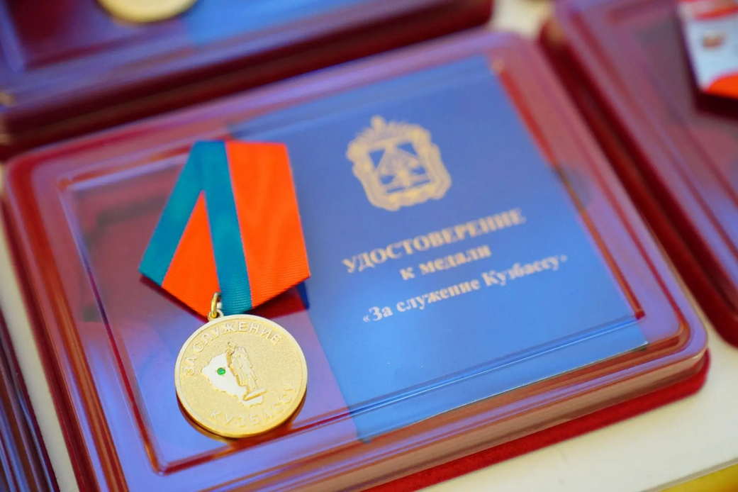 Работники дорожной отрасли Кузбасса отмечены наградами Работники дорожной отрасли Кузбасса отмечены наградами