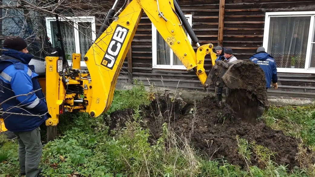 Аварийно-восстановительный отряд ЖКХ Кузбасса помогает отремонтировать водопроводные сети в Анжеро-Судженске