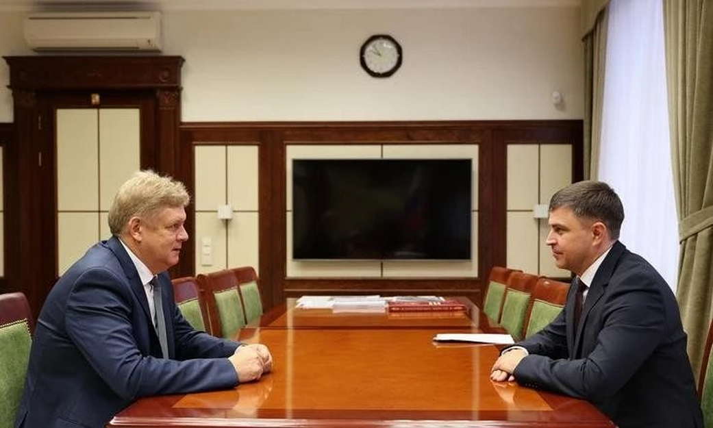 Полпред Президента России в СФО Анатолий Серышев провел рабочую встречу с начальником ЗСЖД Евгением Вейде Полпред Президента России в СФО Анатолий Серышев провел рабочую встречу с начальником ЗСЖД Евгением Вейде