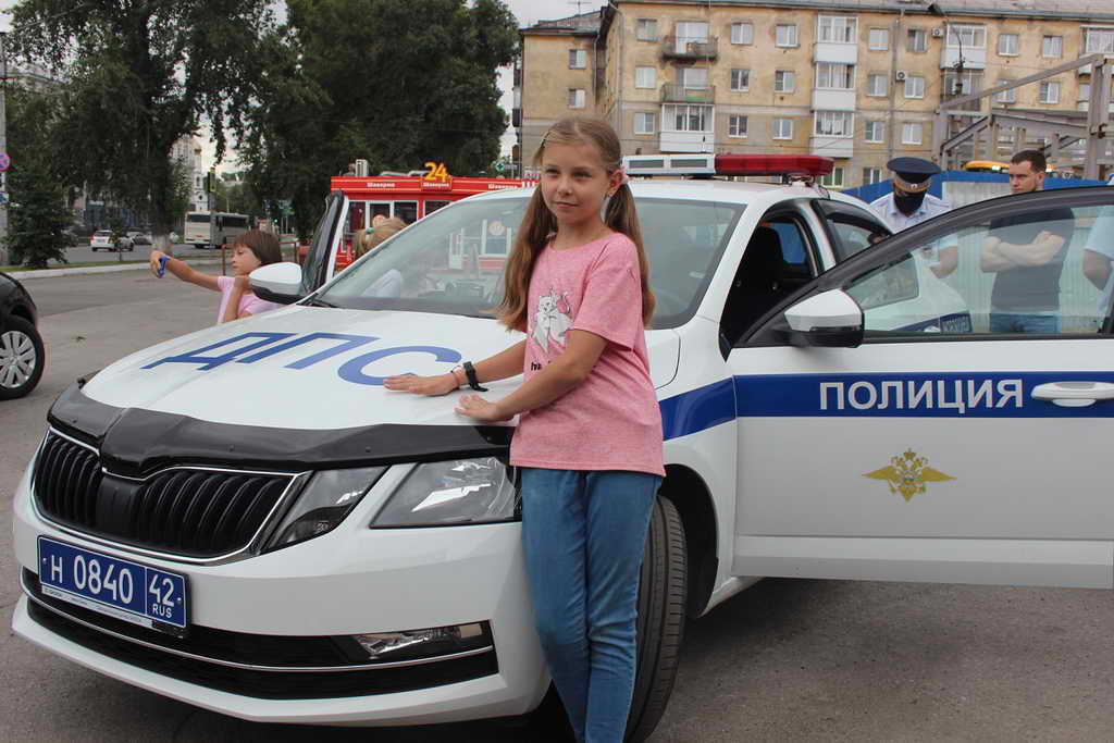 В Новокузнецке в рамках акции «Каникулы с Общественным советом» участники проекта «Телеканикулы» познакомились со службой ГИБДД