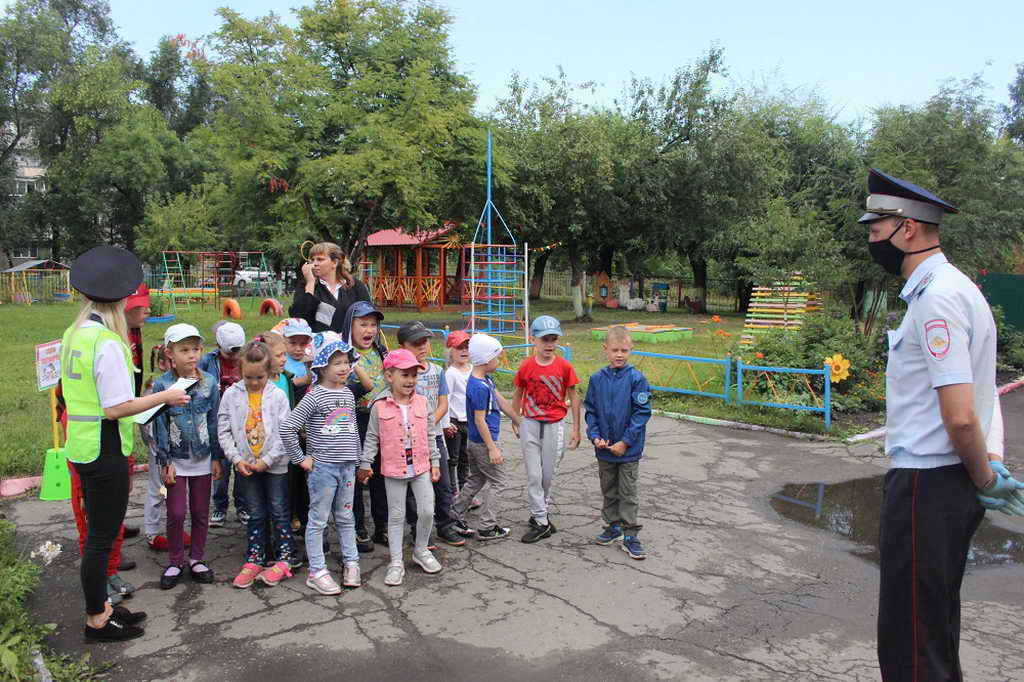В Новокузнецке полицейские и педагоги провели для юных велосипедистов квест по правилам дорожного движения