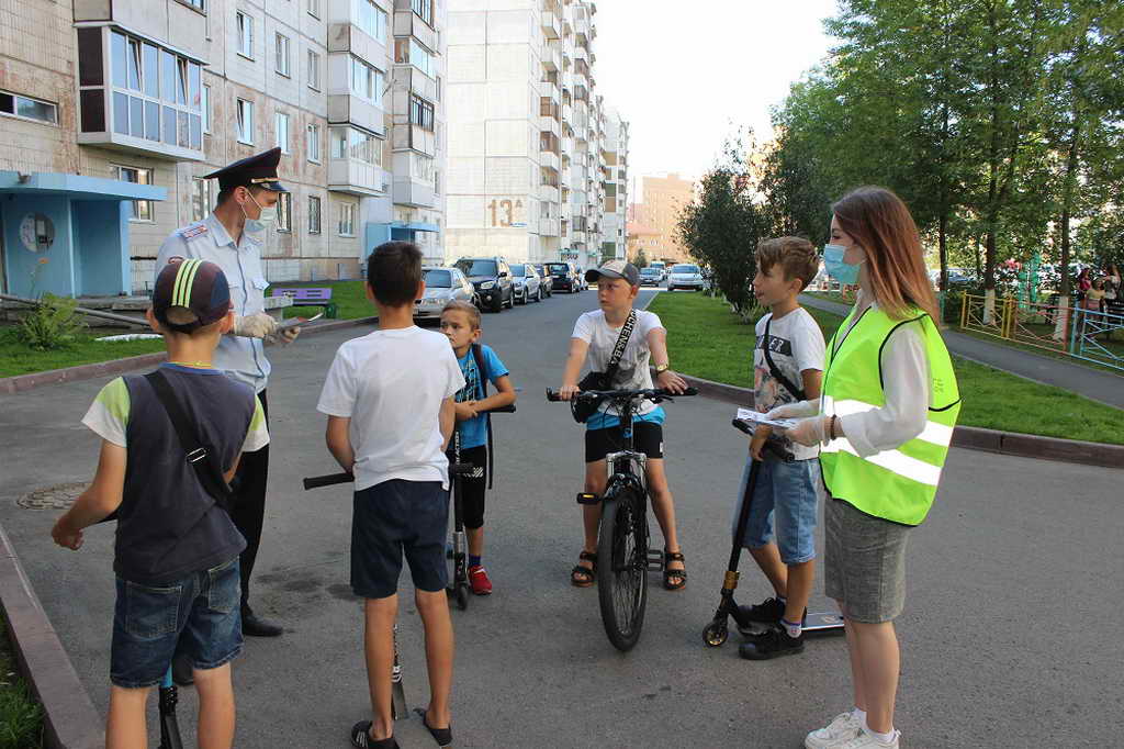 В Кемерове инспекторы ГИБДД и юные активисты пообщались с участниками движения В Кемерове инспекторы ГИБДД и юные активисты пообщались с участниками движения