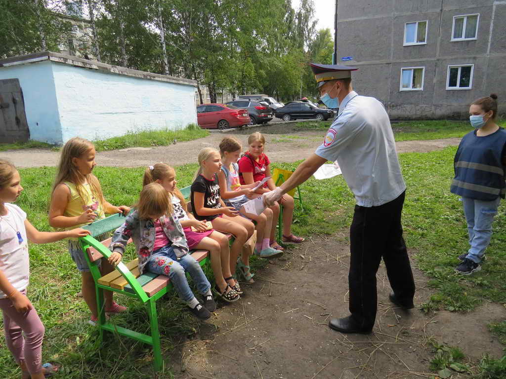 В Прокопьевске инспекторы ГИБДД и дружинники призвали детей соблюдать дорожные правила