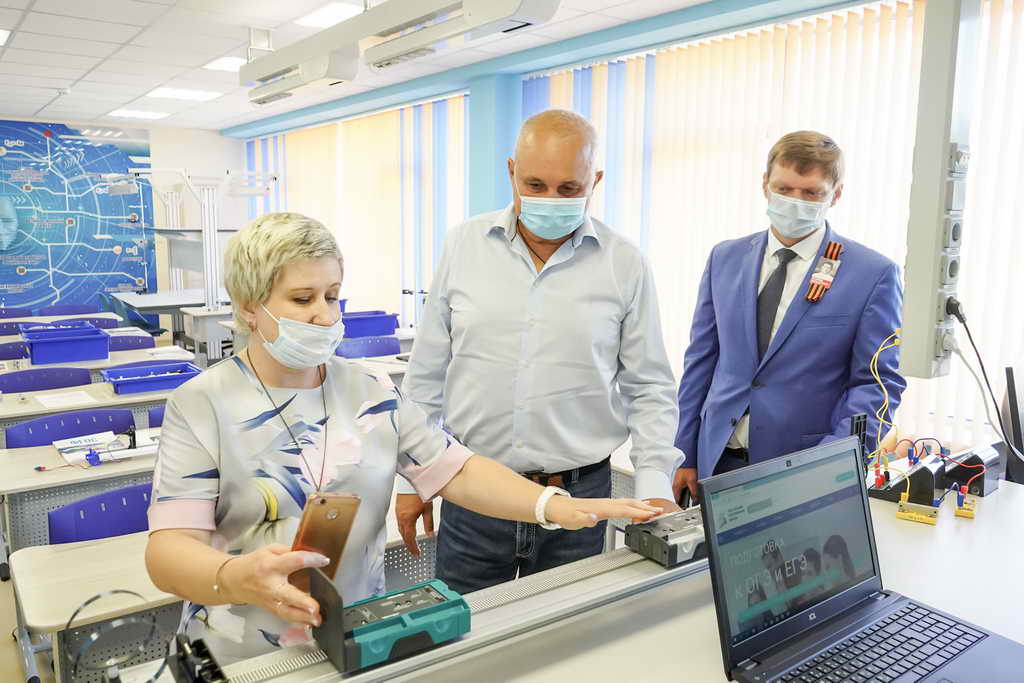 Самую большую школу в Ленинске-Кузнецком капитально отремонтировали и обеспечили оборудованием по областной программе «Моя новая школа» Самую большую школу в Ленинске-Кузнецком капитально отремонтировали и обеспечили оборудованием по областной программе «Моя новая школа»