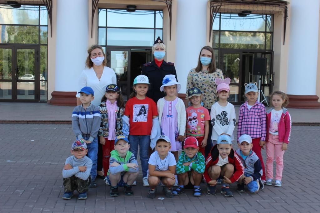 В Ленинске-Кузнецком полицейские и общественники провели игровое мероприятие для дошкольников В Ленинске-Кузнецком полицейские и общественники провели игровое мероприятие для дошкольников