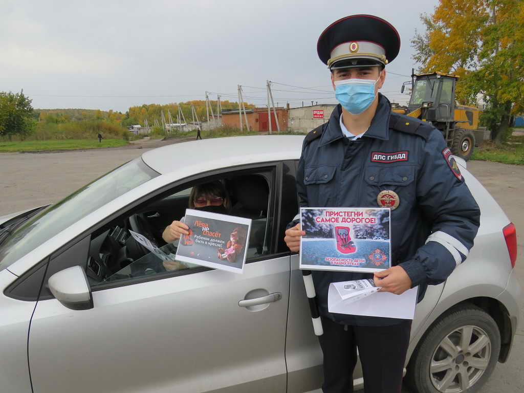 Инспекторы ГИБДД напомнили прокопьевским водителям о правилах перевозки детей