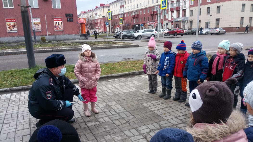 В Междуреченске сотрудники ГИБДД провели для воспитанников детского сада урок дорожной грамоты