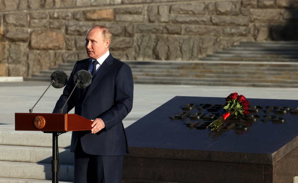 Владимир Путин поздравил сотрудников и ветеранов СВР со столетием нелегальной разведки