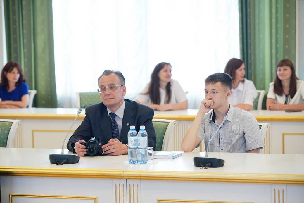 Кузбасских школьников и педагогов наградили по поручению губернатора Сергея Цивилева Кузбасских школьников и педагогов наградили по поручению губернатора Сергея Цивилева