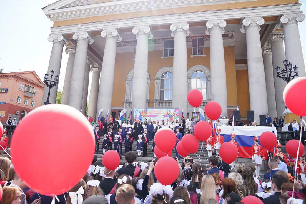 Илья Середюк поздравил выпускников школ Прокопьевска с последним звонком Илья Середюк поздравил выпускников школ Прокопьевска с последним звонком