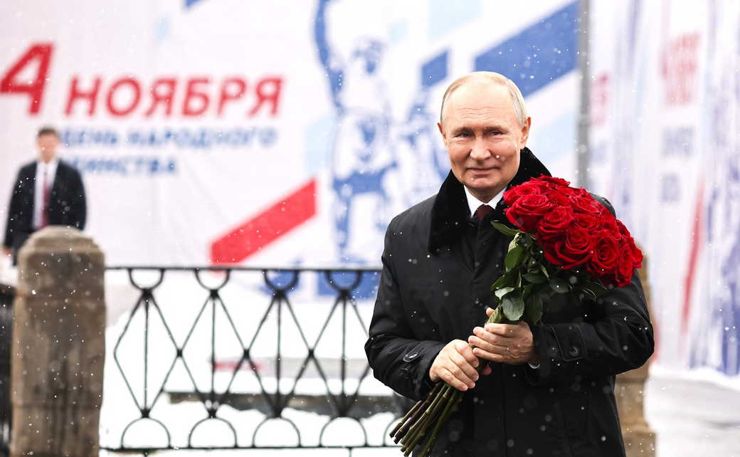 Владимир Путин возложил цветы к памятнику Кузьме Минину и Дмитрию Пожарскому