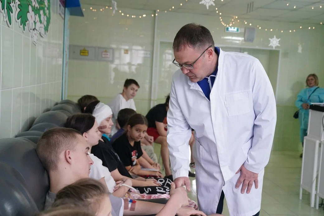 Илья Середюк поздравил с Новым годом пациентов детской облбольницы