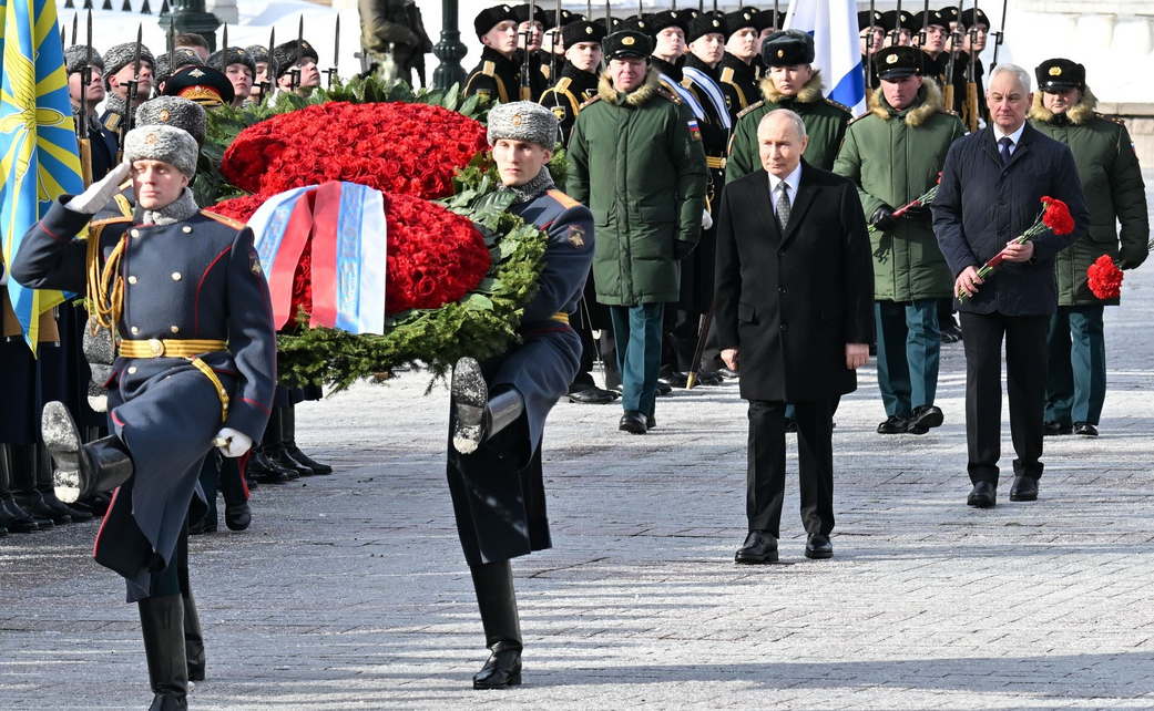 Владимир Путин возложил венок к Могиле Неизвестного Солдата в Александровском саду