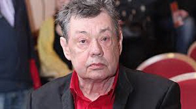 Караченцев полный сил гуляет на даче