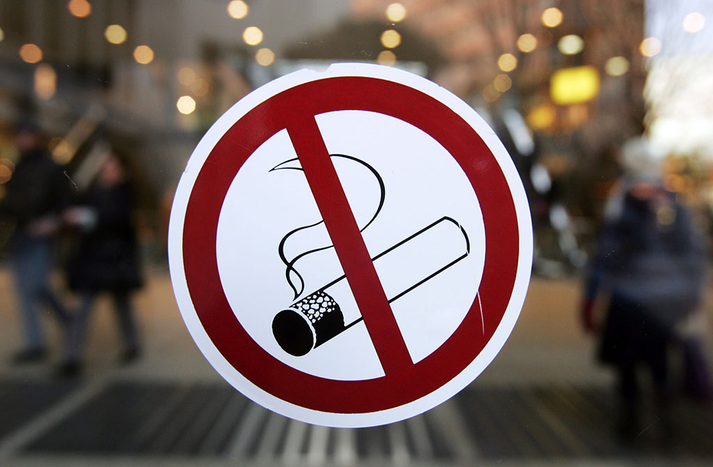 Продажу сигарет предлагают запретить лицам моложе 21 года