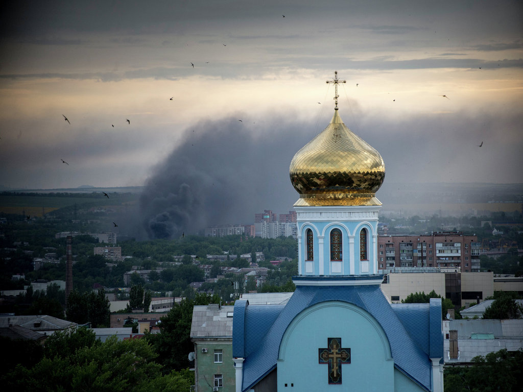 Более 1 млн человек остаются без света на севере Луганской области