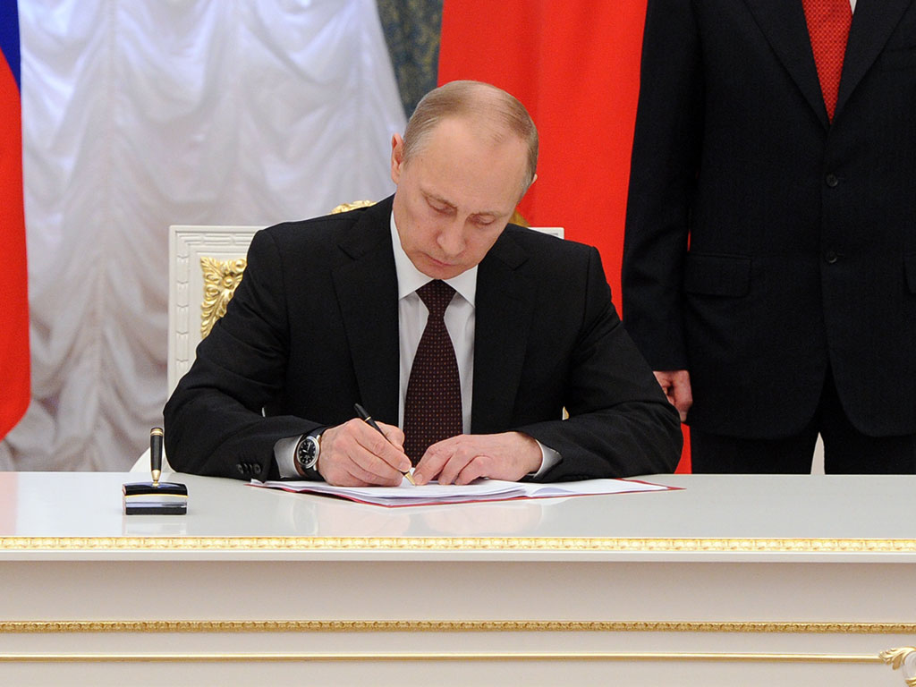 Путин подписал закон о продлении ДСНВ между Россией и США