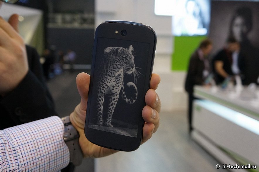 Yotaphone 2 замечен в руках тины Канделаки. Фото с закрытой презентации